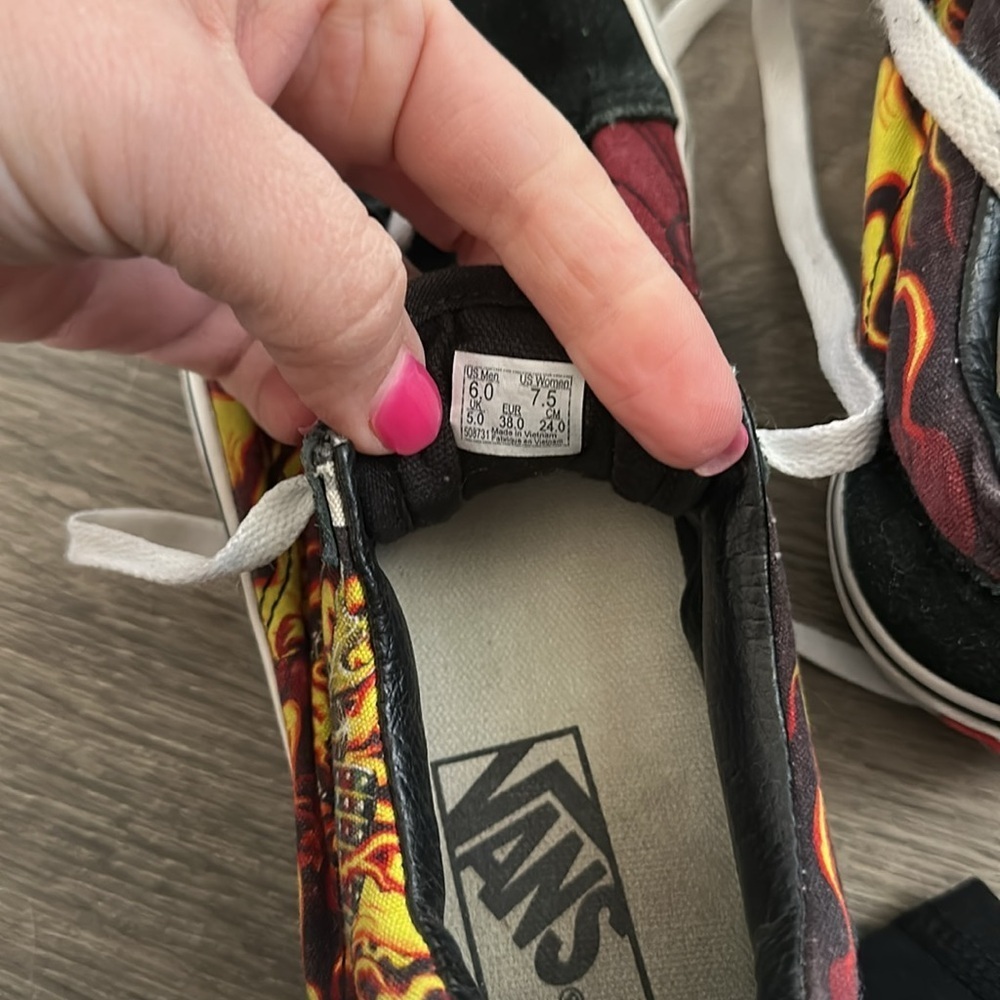 Vans with flame design men’s size 6, women’s size 7.5 - Picture 4 of 6